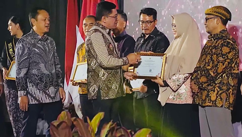 Rektor UNIMMA mennerima award dari walikota