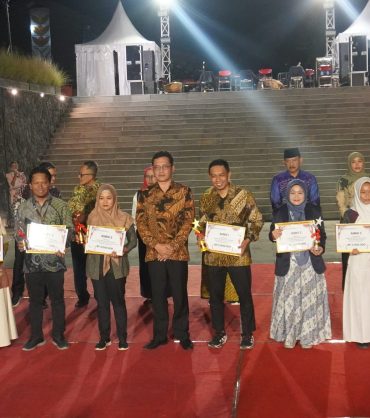 Salwa, mahasiswa UNIMMA (baju biru) bersama Bupati Magelang dan juara lainnya