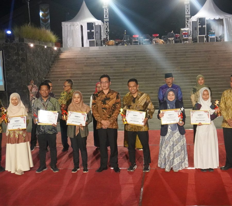 Salwa, mahasiswa UNIMMA (baju biru) bersama Bupati Magelang dan juara lainnya