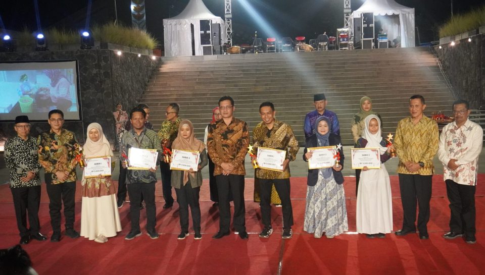 Salwa, mahasiswa UNIMMA (baju biru) bersama Bupati Magelang dan juara lainnya