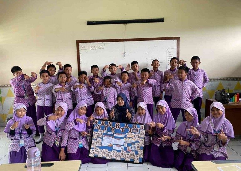 foto bersama mahasiswa KKN UNIMMA dengan SD Inova