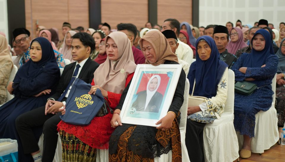 Wisuda UNIMMA Penuh Haru, Satu Wisudawati Diwakili Keluarga dalam Prosesi