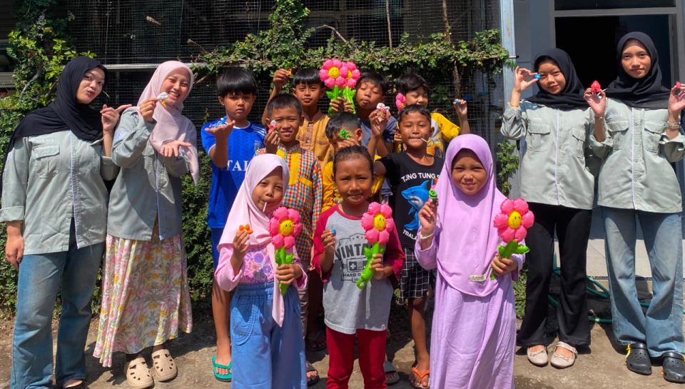 Mahasiswa Ilmu Komunikasi UNIMMA Edukasi Mitigasi Bencana bagi Anak-anak di Secang