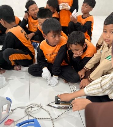 UNIMMA Ajak Siswa Peduli Lingkungan melalui Edukasi Daur Ulang di SDN 1 Banyuurip