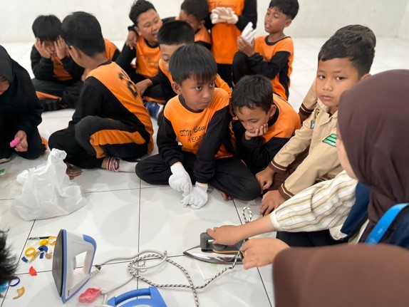 UNIMMA Ajak Siswa Peduli Lingkungan melalui Edukasi Daur Ulang di SDN 1 Banyuurip