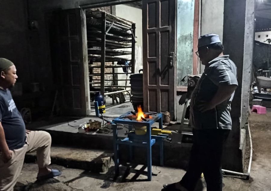 UNIMMA Kembangkan Kompor Limbah Oli Tanpa Blower untuk Tekan Biaya Energi UMKM Slondok UNIMMA Kembangkan Kompor Limbah Oli Tanpa Blower untuk Tekan Biaya Energi UMKM Slondok